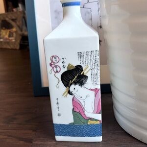 Elegant Japanese Geisha Vase - White and Blue
